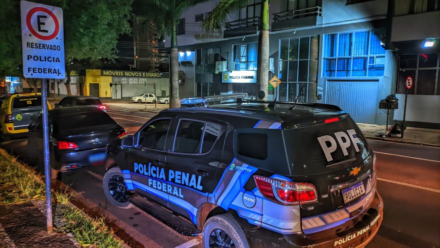 Suspeitos de furto de carro do Depen são encaminhados para a Delegacia da PF em Cascavel