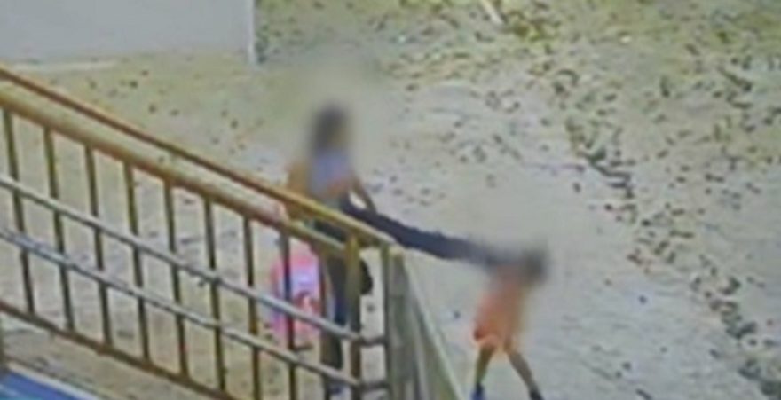 Mãe monstro: mulher chuta cabeça da filha de três anos após buscá-la em creche