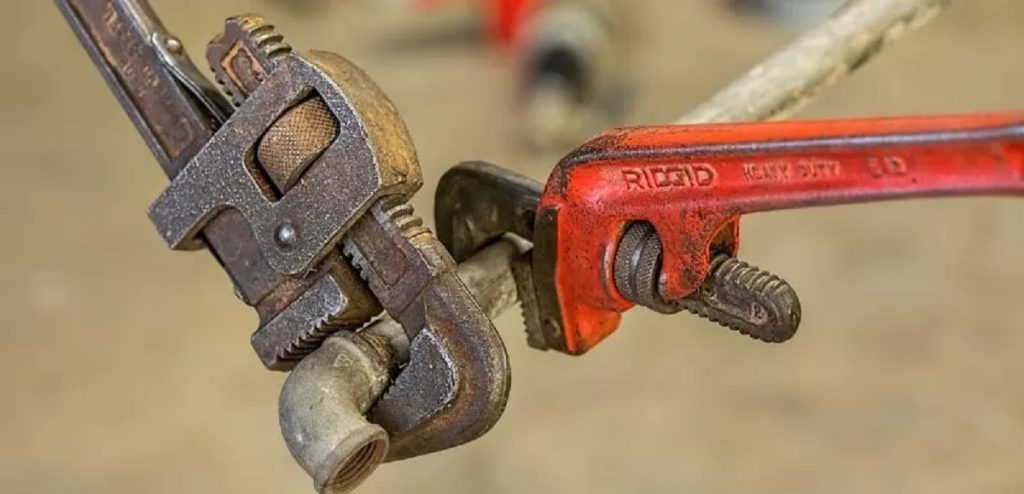 Problema no cano: mulher chama ex para consertar encanamento e homem é ameaçado com faca pelo atual