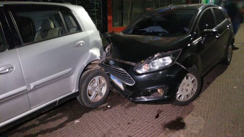 Condutor abandona Fiesta após atingir Chery estacionado na Avenida Carlos Gomes Imagem referente a Condutor abandona Fiesta após atingir Chery estacionado na Avenida Carlos Gomes