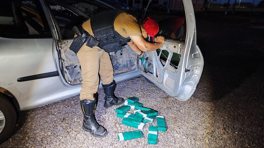 Peugeot forrado de maconha em fundos falsos é apreendido na rodovia PR-586
