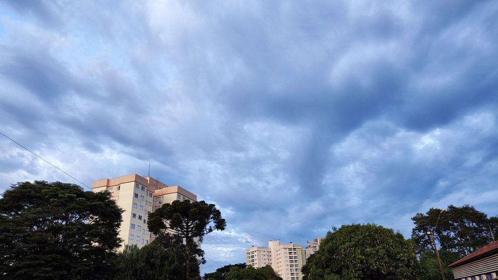 Previsão de pancadas de chuva e máxima de 25°C nesta sexta-feira em Cascavel
