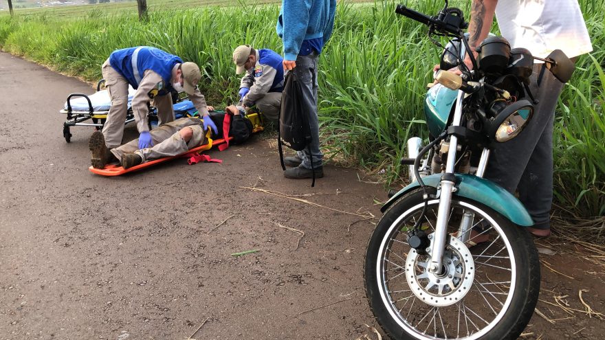 Motociclista sofre queda após inseto entrar em capacete