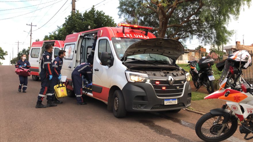 Homem é encontrado caído no meio da rua, recebe atendimento do Samu, mas morre dentro da ambulância