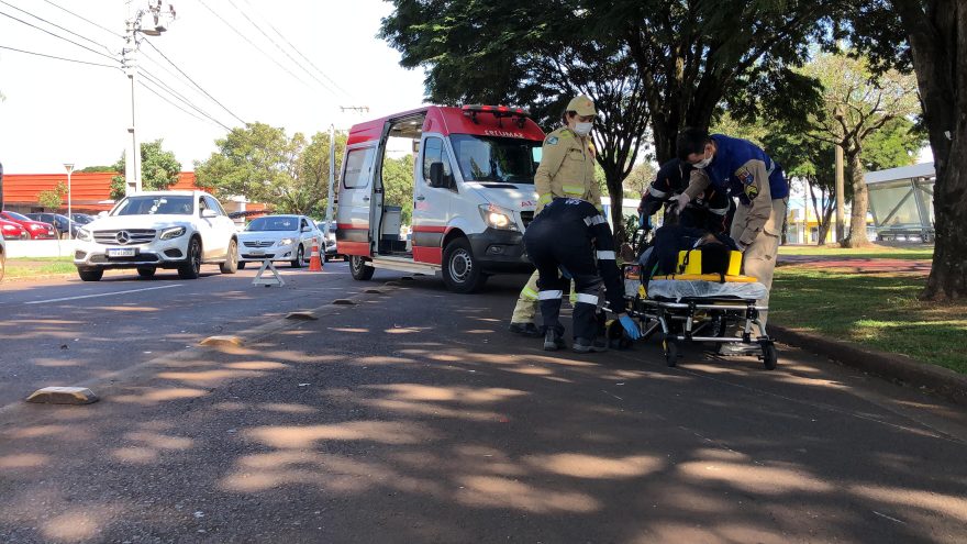 Motociclista fica ferido após colisão com carro em frente à UPA Tancredo