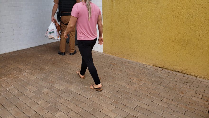 Mulher ‘faz a feira’ no supermercado, tentar sair sem pagar e vai parar na Delegacia