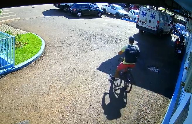 Vídeo: Mesmo com prótese na perna, ladrão furta bicicleta e pedala até ser detido