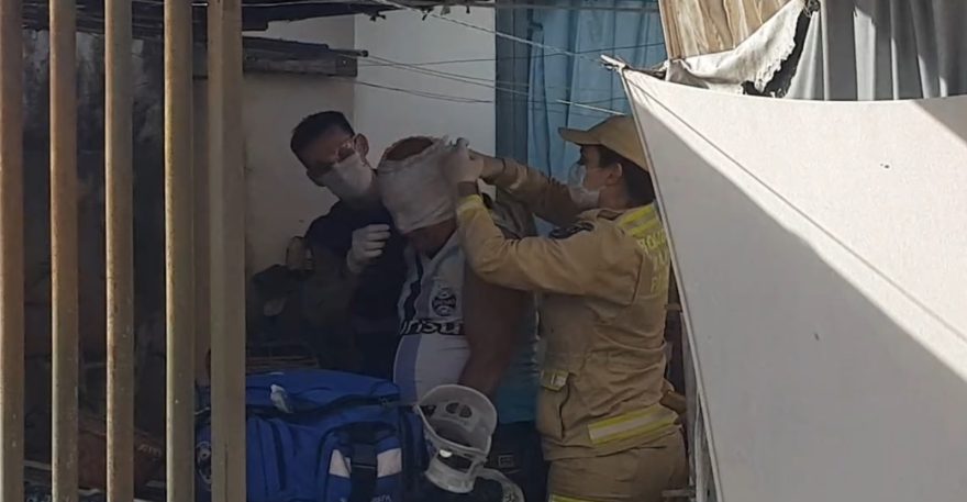 Homem é socorrido pelo Siate após bater a cabeça contra a parede no Santa Felicidade