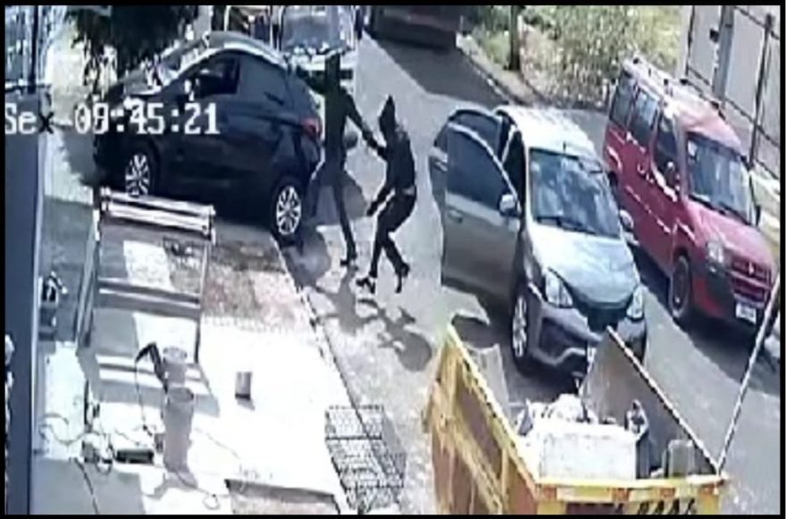 Vídeo: Assassinos se passam por policiais, invadem casa e matam homem