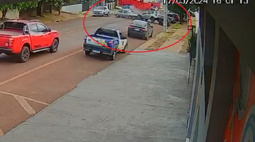 Câmera flagra motorista embriagado invadindo pista contrária e causando acidente na Rua Souza Naves