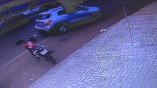Outro ângulo: câmera mostra motorista embriagado causando acidente na Rua Souza Naves
