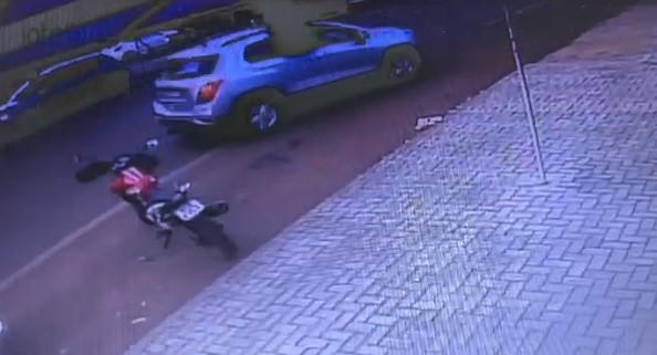 Outro ângulo: câmera mostra motorista embriagado causando acidente na Rua Souza Naves