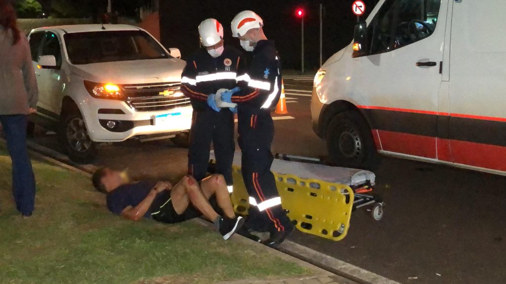 Homem ferido em acidente de trânsito na Tancredo Neves é atendido pelo Samu