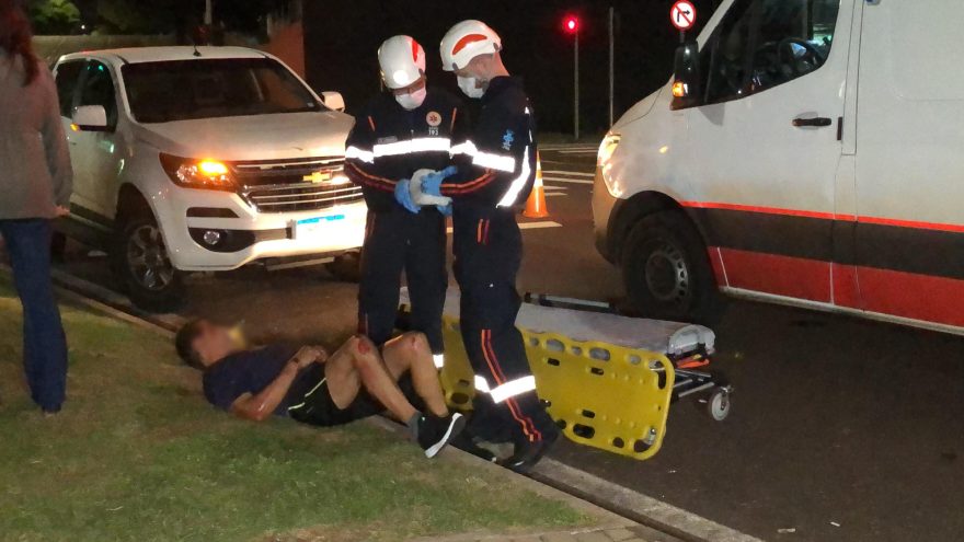 Homem ferido em acidente de trânsito na Tancredo Neves é atendido pelo Samu