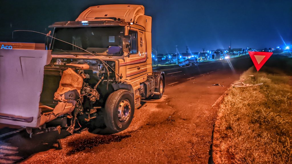 Dois caminhões se envolvem em acidente na BR-277, em Cascavel