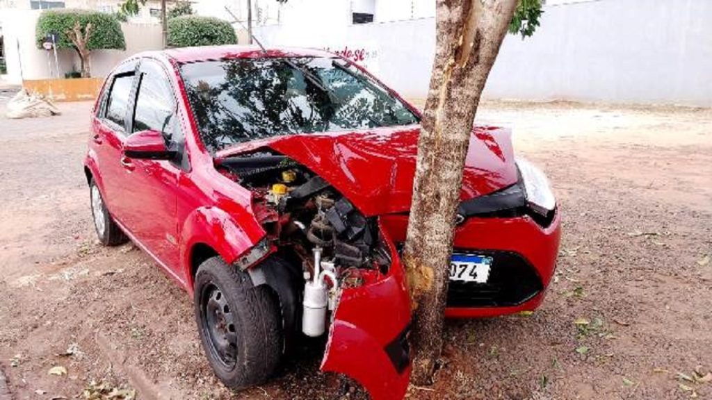 Condutor passa mal e colide carro em árvore no centro de Goioerê