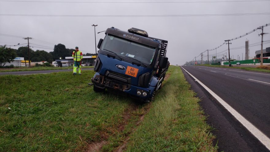 Caminhões se envolvem em colisão na rodovia BR-277, em Cascavel