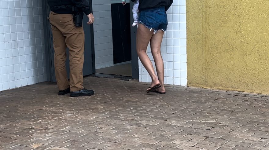 Mesmo com criança de colo, mulher é estrangulada pelo companheiro