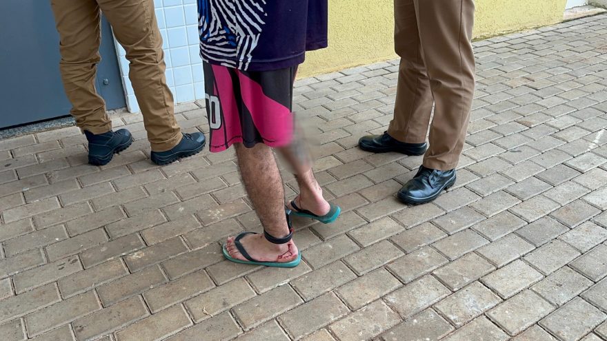 Ensanguentado e com tornozeleira eletrônica, homem é levado à delegacia após esganar a esposa