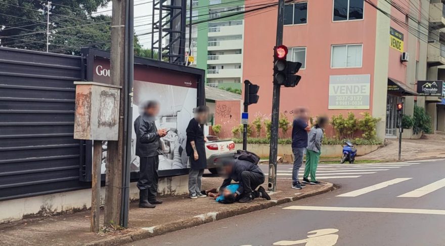 Homem é encontrado estirado no meio da rua e é socorrido por populares