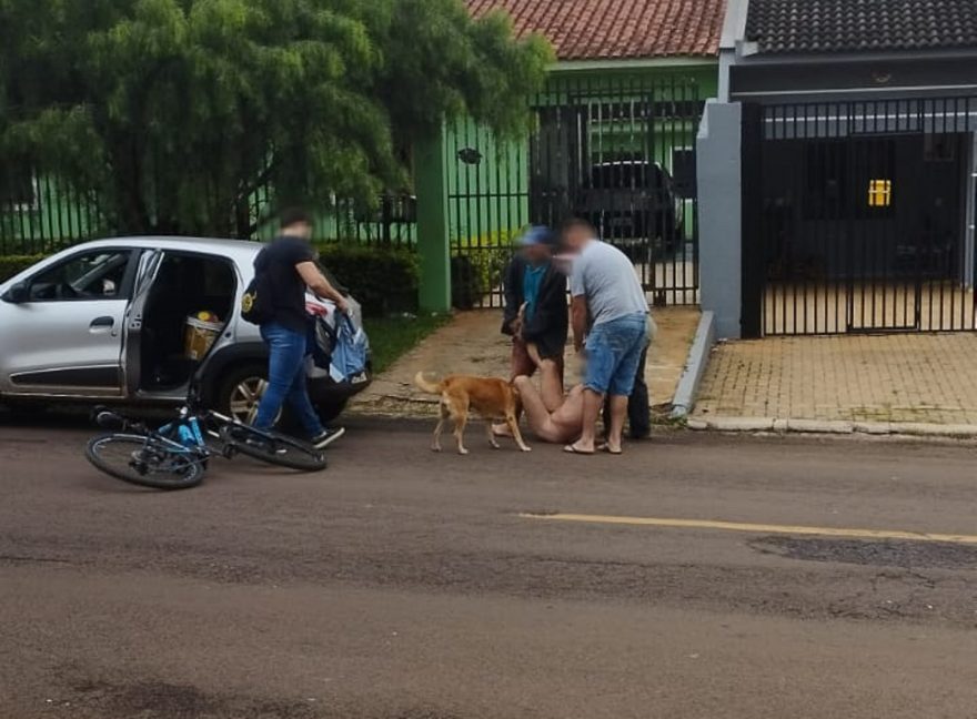 Homem sai peladão para orar nas ruas de Cascavel e precisa ser contido