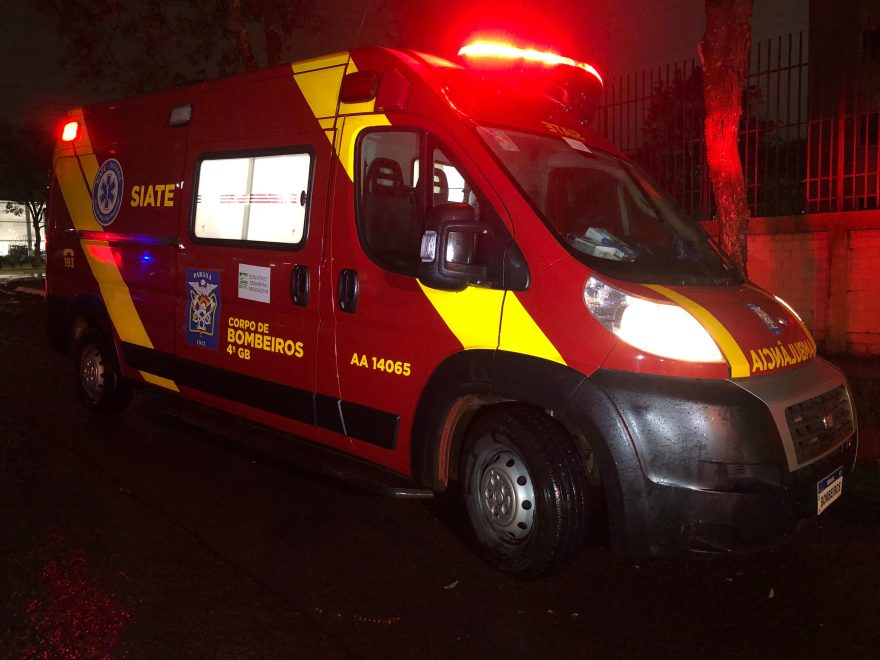 Adolescente é socorrida pelo Siate após ser atropelada na Avenida Brasil