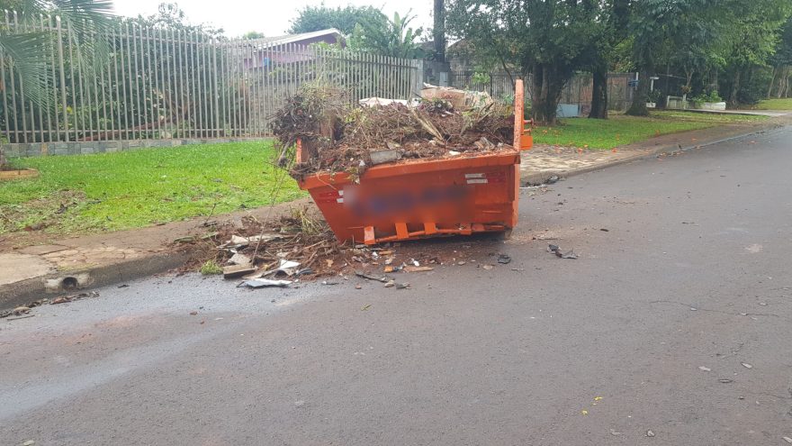 Carro bate contra caçamba de entulhos no Alvorada