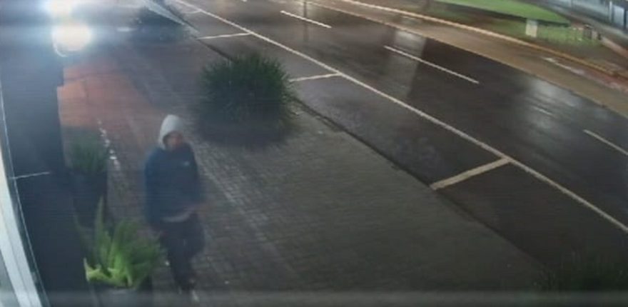 Bandido das pedrinhas: câmera mostra suspeito em loja arrombada no Centro de Cascavel