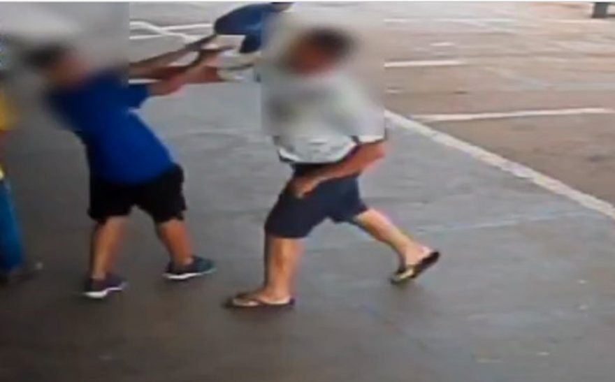 Jovem é agredido com tapas e socos em conveniência durante o trabalho 