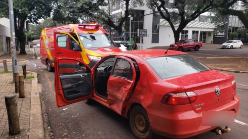 Duas pessoas ficam feridas em acidente entre Jeep e Voyage na Rua Paraná Imagem referente a Duas pessoas ficam feridas em acidente entre Jeep e Voyage na Rua Paraná