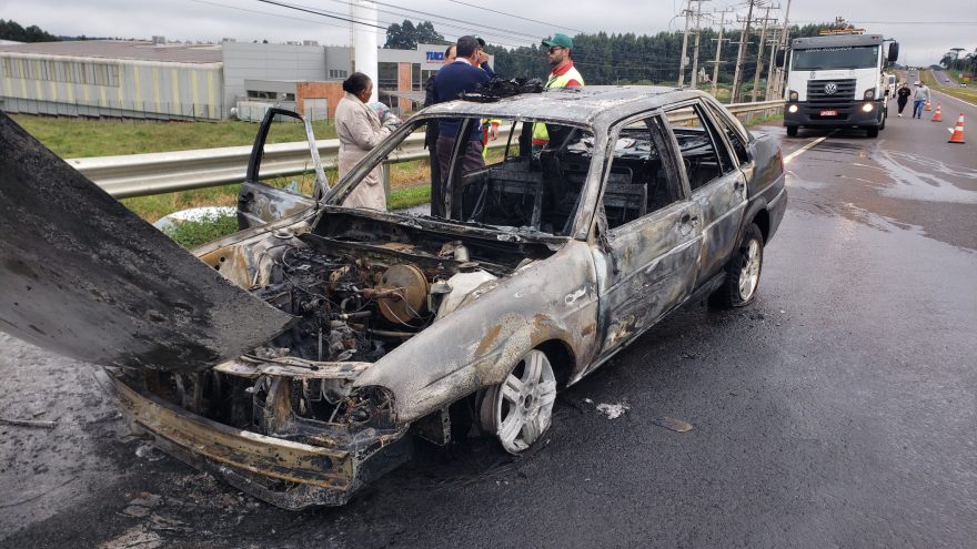 Santana comprado há seis meses é destruído em incêndio na BR-277 em Cascavel