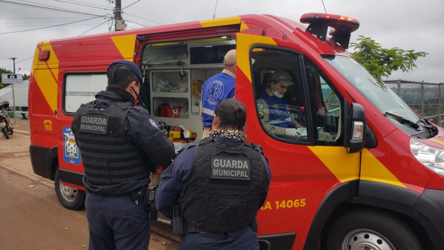 Homem fica inconsciente após ser violentamente agredido por três indivíduos na Praça do Floresta