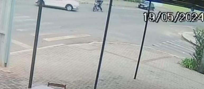 Câmera flagra acidente que deixou motociclista ferido no bairro Floresta