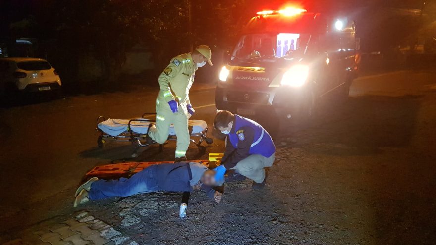 Vítima de agressão é socorrida pelo Siate no bairro Santa Felicidade