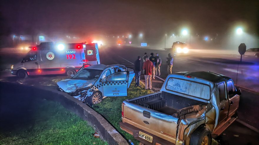 Táxi de Cascavel se envolve em acidente com vítimas na BR-277, em Santa Tereza do Oeste