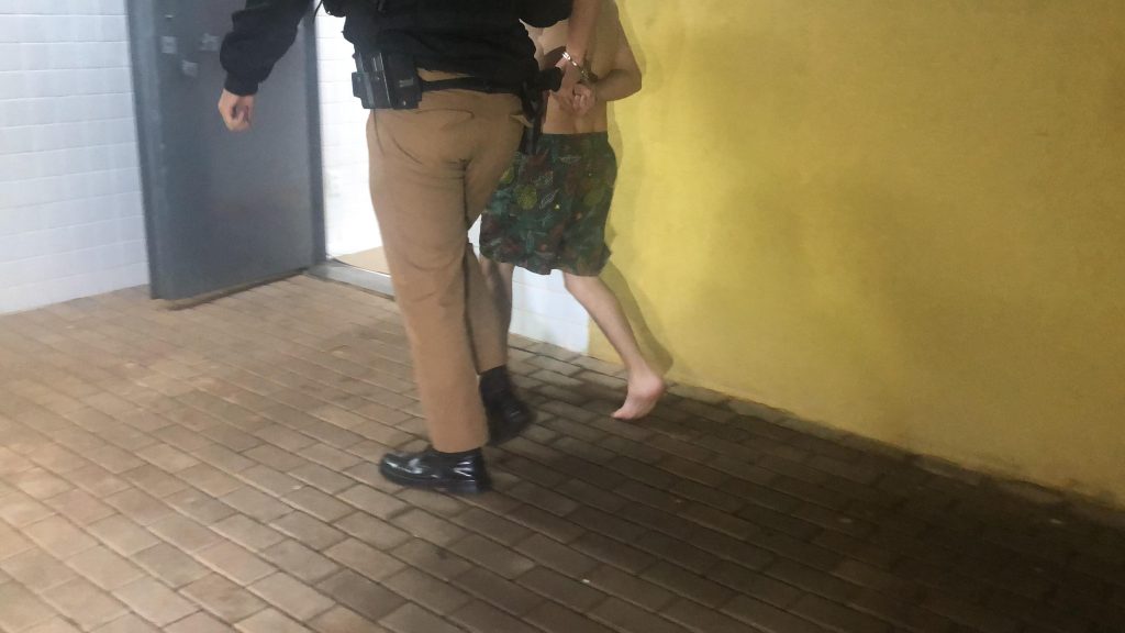 Rapaz diz para a PM que vai chamar a polícia após ser preso por bater na ex, no Santa Felicidade