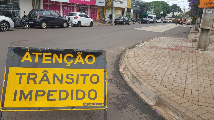 Revitalização da Avenida Carlos Gomes fecha cruzamentos e impacta trânsito no Centro