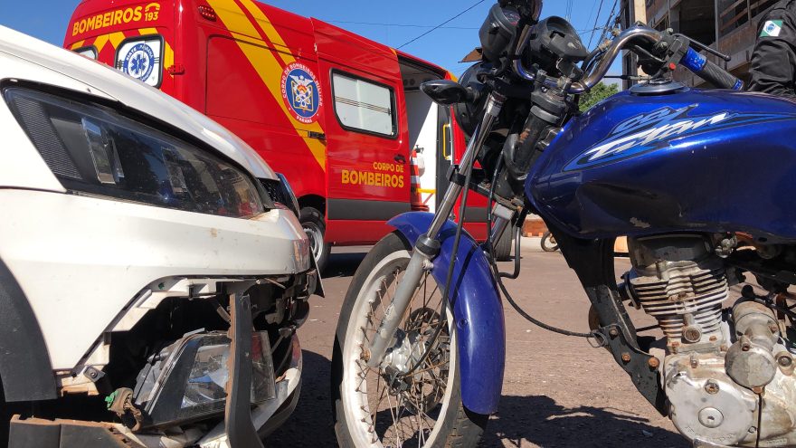 Após colisão, motociclista é arremessada contra caminhonete e fica ferida