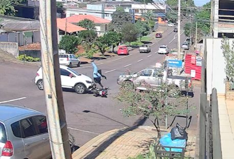 Vídeo mostra Fox atingido motociclista e mulher sendo arremessada contra Hilux Imagem referente a Vídeo mostra Fox atingido motociclista e mulher sendo arremessada contra Hilux