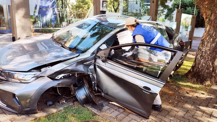 Nivus fica destruído após colidir contra muro de escritório; Motorista teria sofrido mal súbito