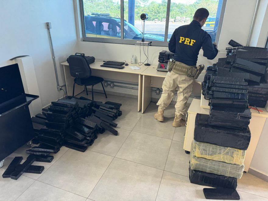 Traficantes abandonam carro com 418 Kg de maconha em Guaíra