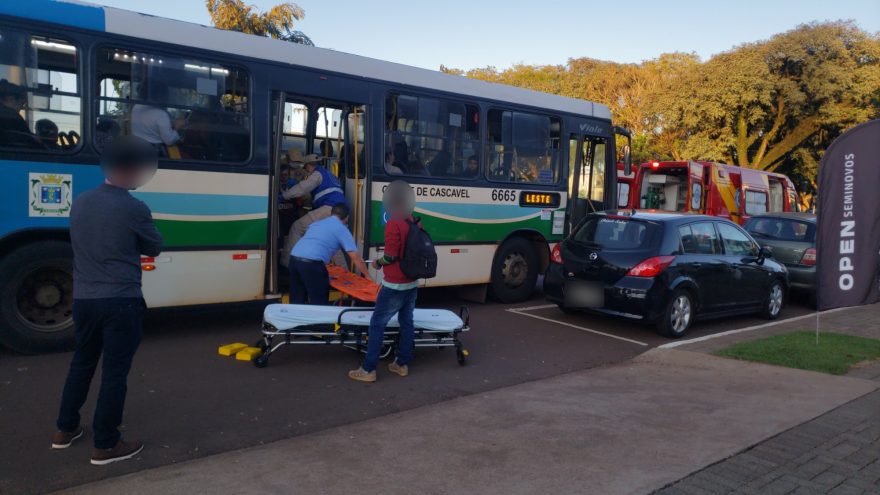 Três pessoas ficam feridas em frenagem brusca de ônibus na Avenida Brasil