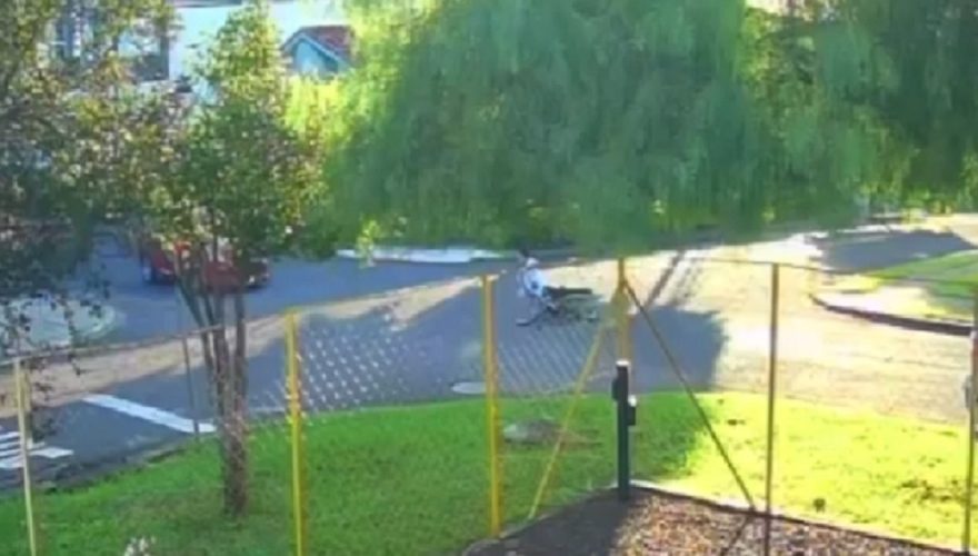 Câmera registra queda bicicleta no Pioneiros Catarinenses