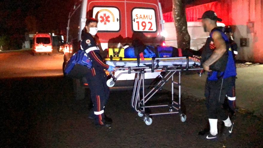 Homem sofre lesão na coluna durante partida de futebol no Parque São Paulo