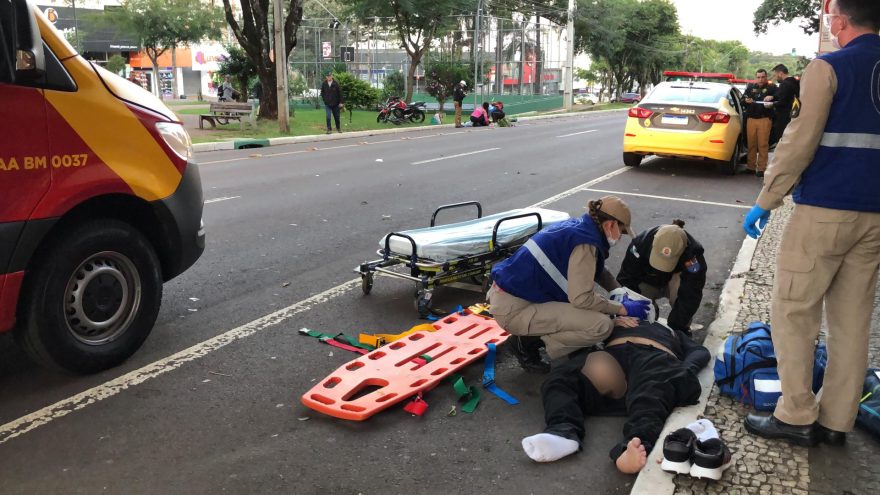 Atropelamento por moto deixa duas pessoas feridas na Avenida Brasil