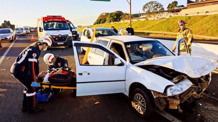 Forte colisão entre três carros deixa rodovia PRc-467 parcialmente interditada e quatro pessoas feridas