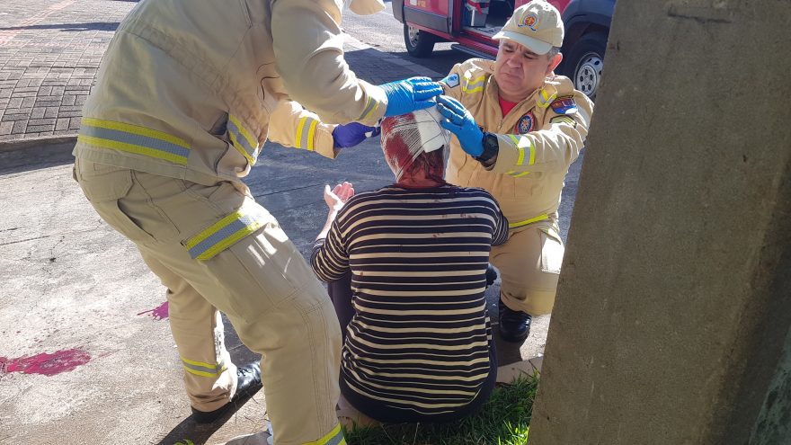 Com sangramento intenso mulher é socorrida após cair na calçada