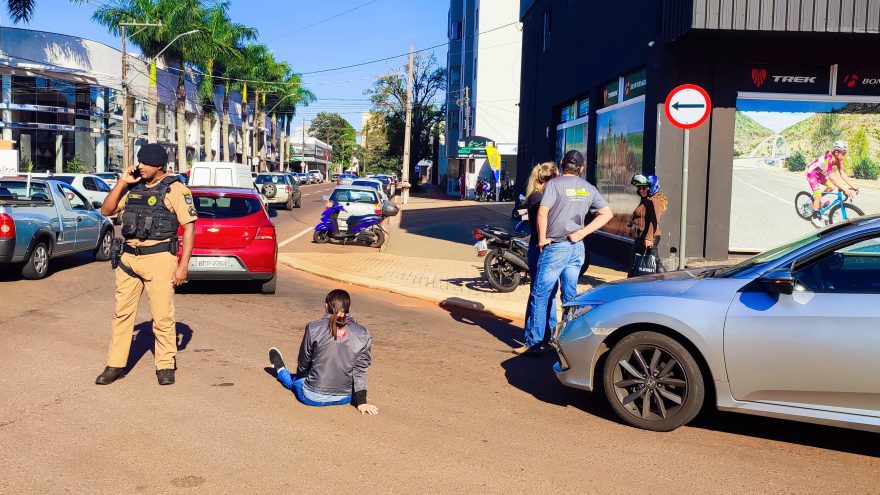 Motociclista fica ferida após ser atingida na traseira por automóvel