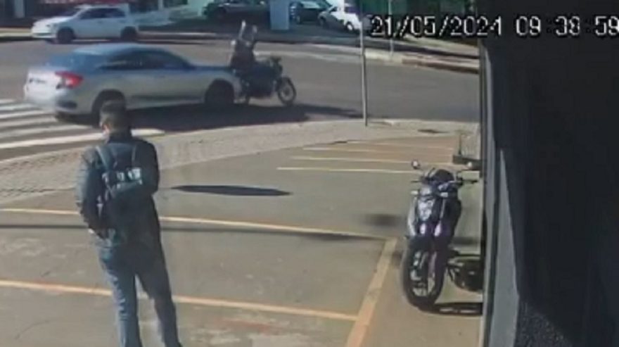 Câmeras flagram motociclista sendo atingida na traseira por automóvel
