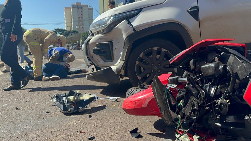 Motociclista fica ferida em forte colisão na Rua Mato Grosso